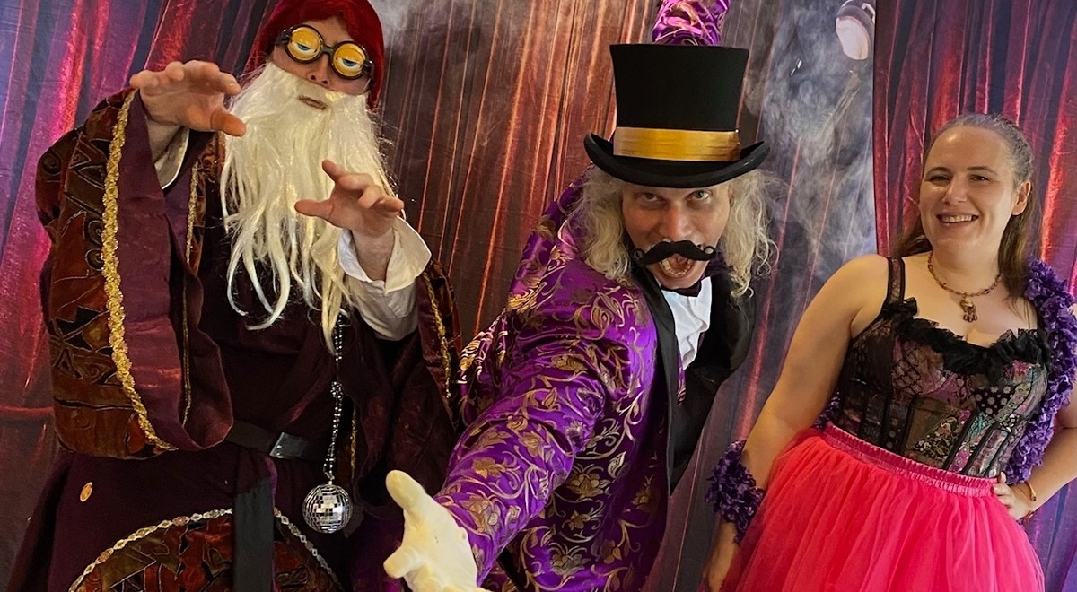 Performers blending magic and mystery in a Houdini-themed murder mystery in Peddlers Village
